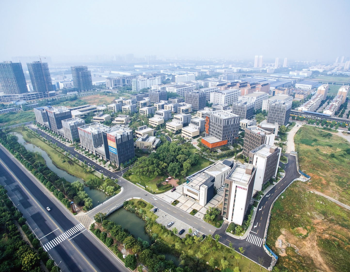 光谷联合黄石科技城以保留古树群为宗旨,依地势形成 "y" 字形的中央